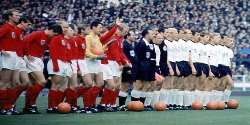 Vinh quang với đội tuyển Anh khi vô địch World Cup năm 1966